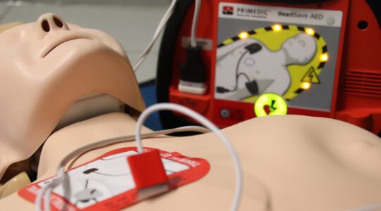 Reanimationspuppe mit AED – Erste-Hilfe-Training