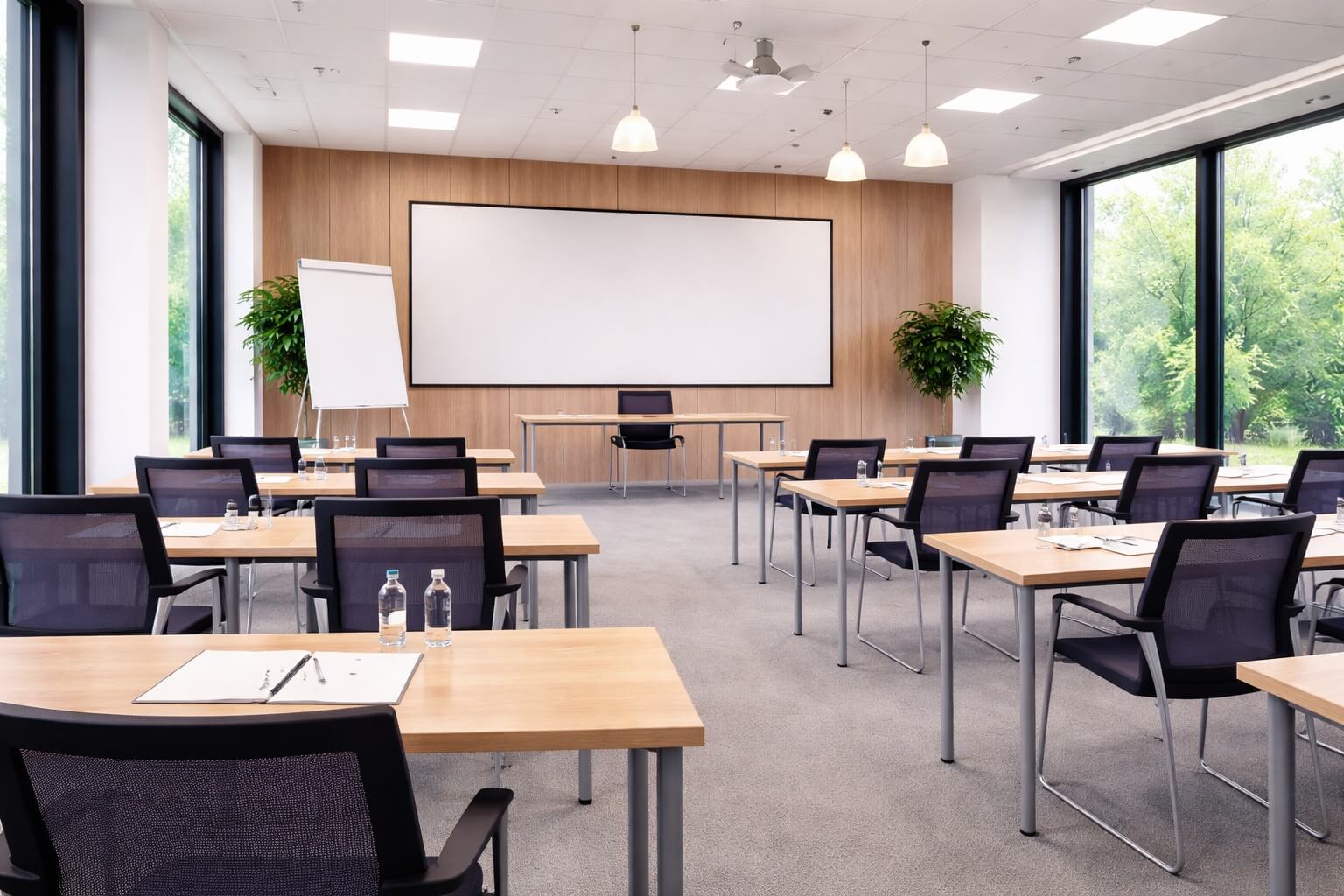 Heller moderner Seminarraum mit Holzwand..